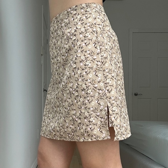 VINTAGE FLORAL BEIGE SKIRT WITH BUILT-IN SHORTS - Picture 2 of 5